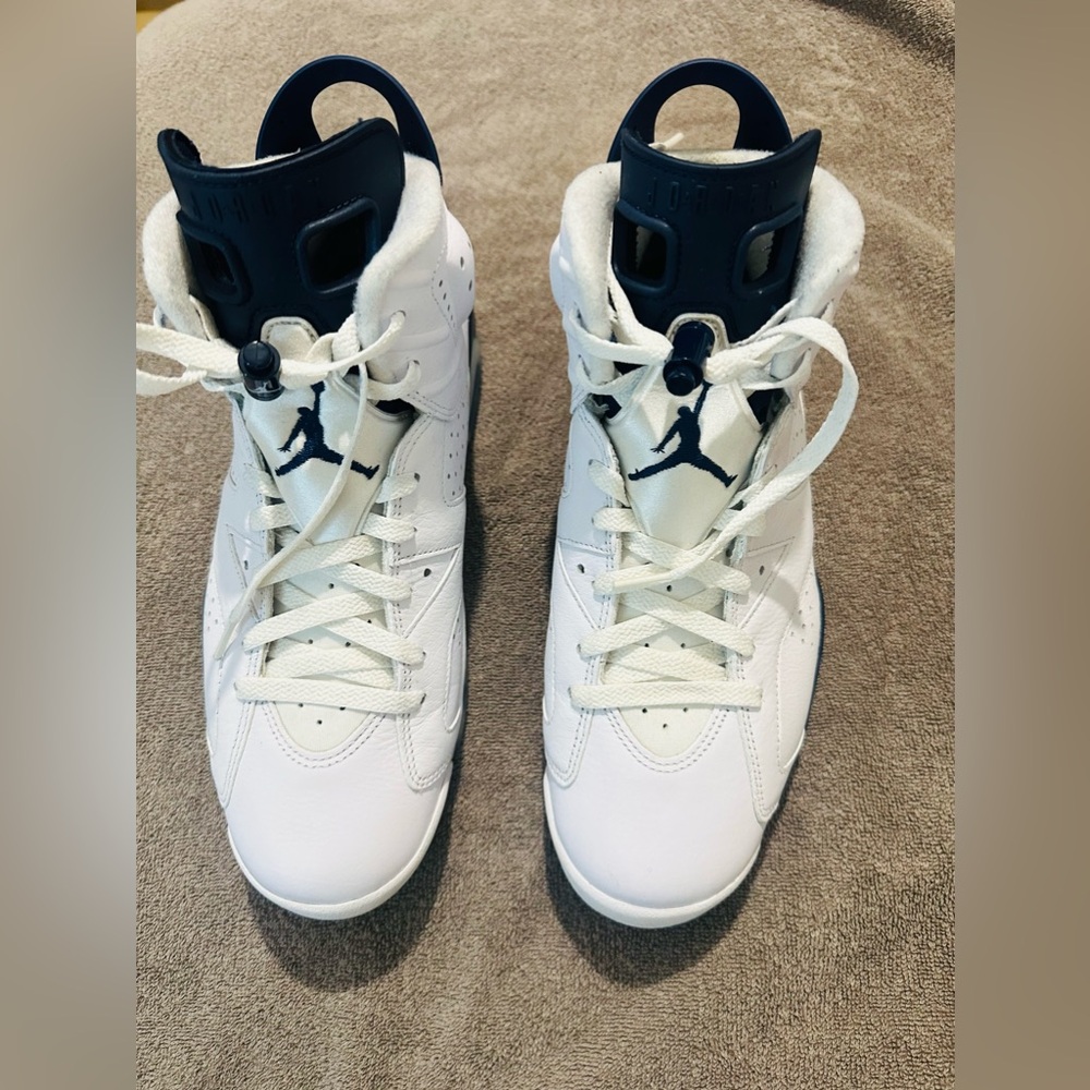 Air Jordan 6 Retro White/Midnight Navy
Size 10.5